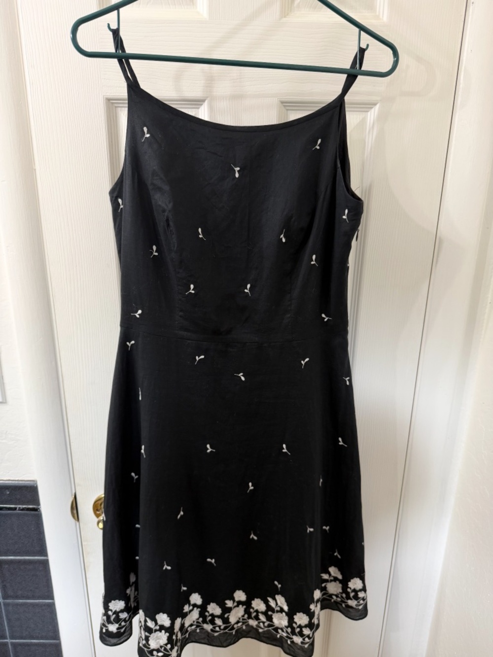 Ann Taylor Vintage 90’s Y2K Floral Embroidered Sleeveless Black Dress. Size 6P